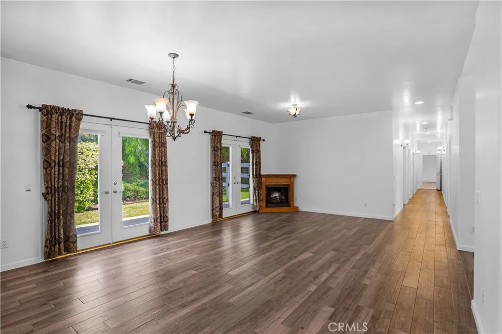 Front livingroom to hallway