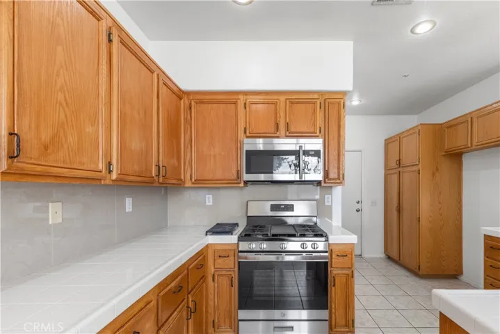 29151 Whitegate Lane, Highland, California 92346