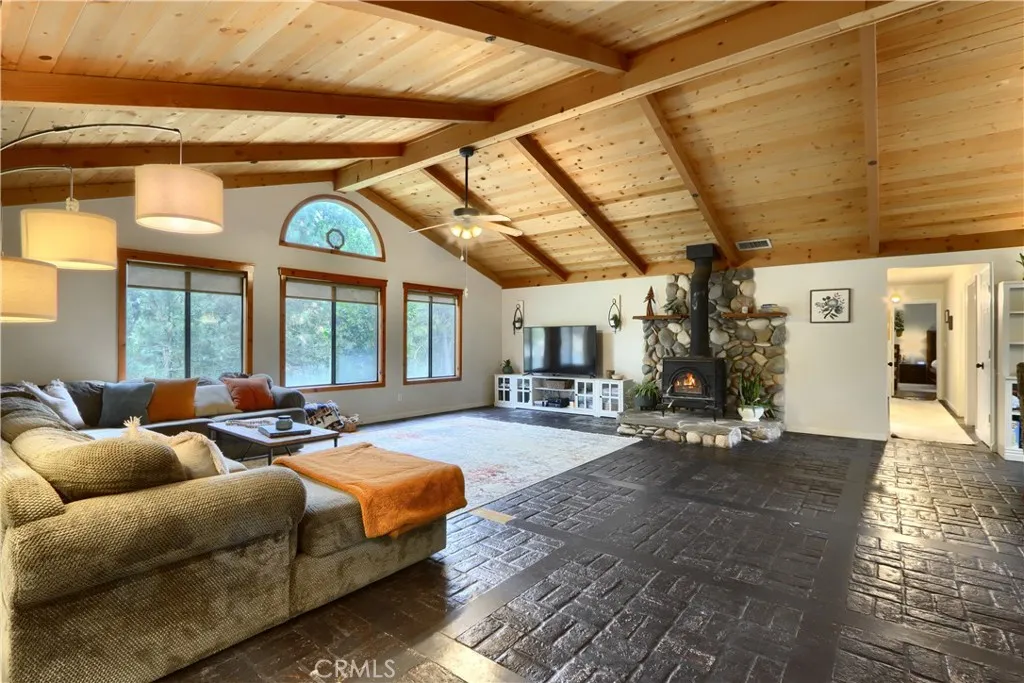 Large Open Floor Plan w/Vaulted Ceilings