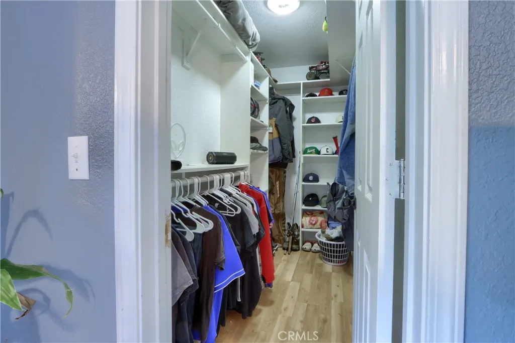 Bed 2 Walkin closet