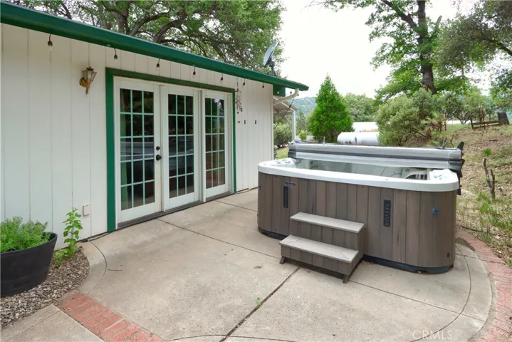 Back Patio w/great mountain views.