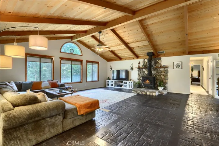 Large Open Floor Plan w/Vaulted Ceilings