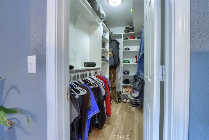 Bed 2 Walkin closet