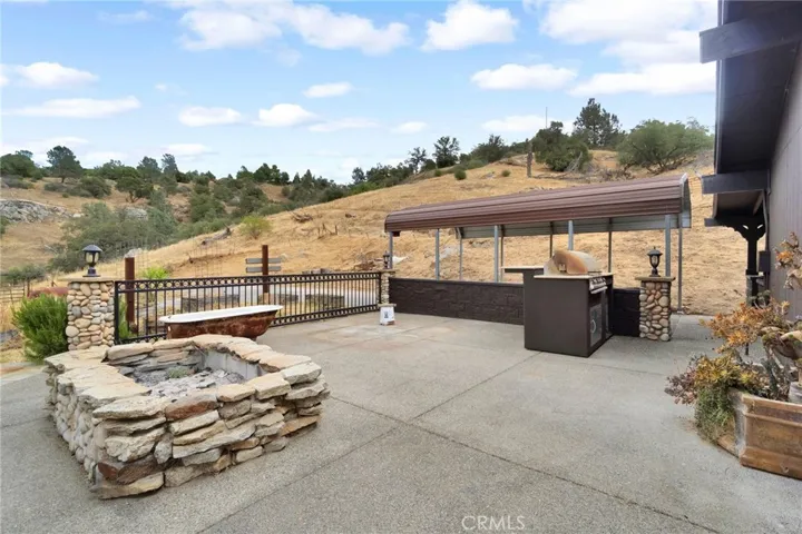 Open outdoor patio w/ 220V for spa