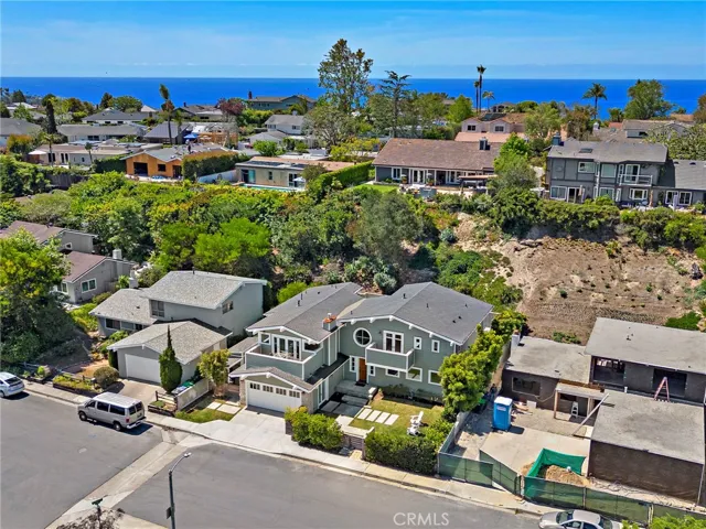 Top Of The World offers convenient access to downtown Laguna Beach and the renowned coastline.