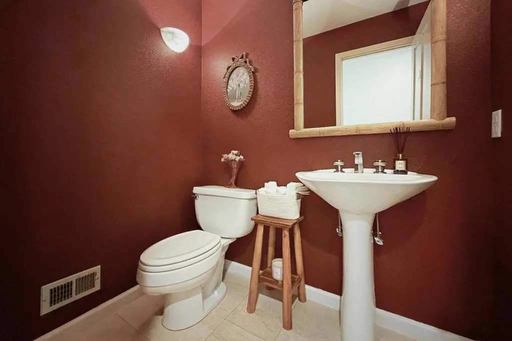 Guest bathroom.
