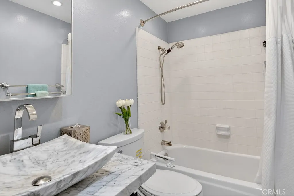 Secondary Bathroom (up)
