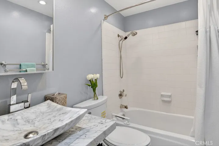 Secondary Bathroom (up)