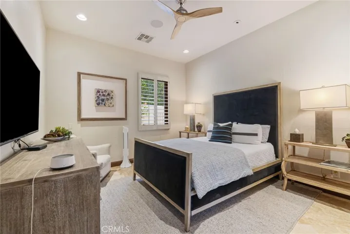 Versatile bonus room/4th bedroom