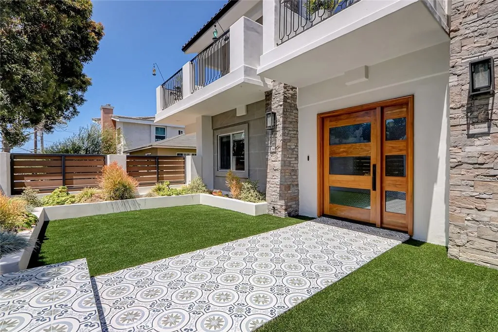 Gated private front yard