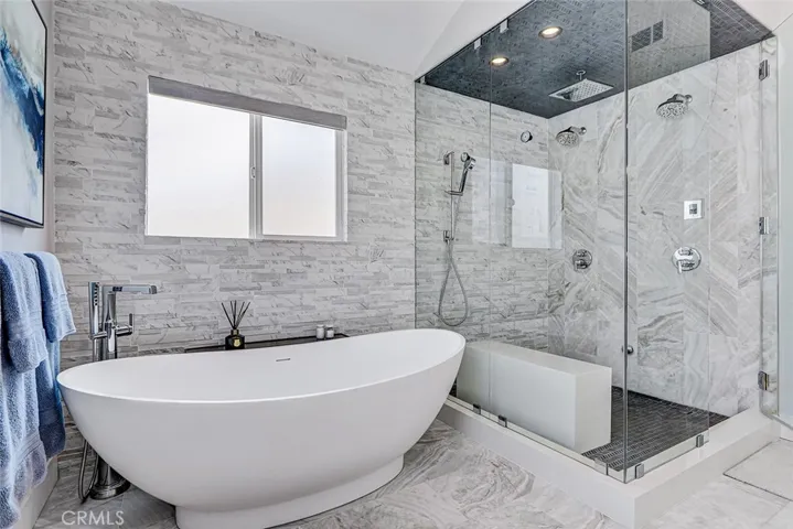 Soaking tub and steam shower