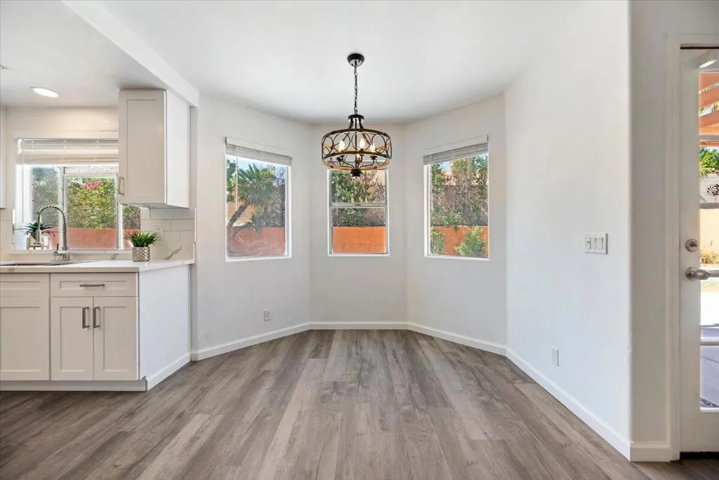 23-Breakfast Nook