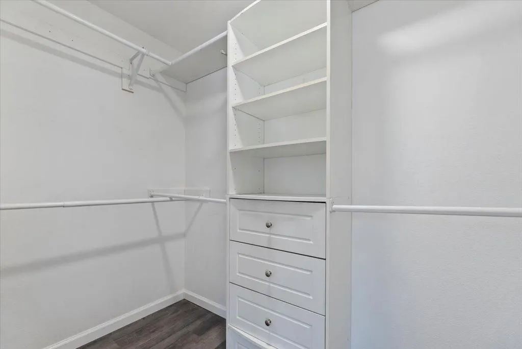 36-Walk In Closet