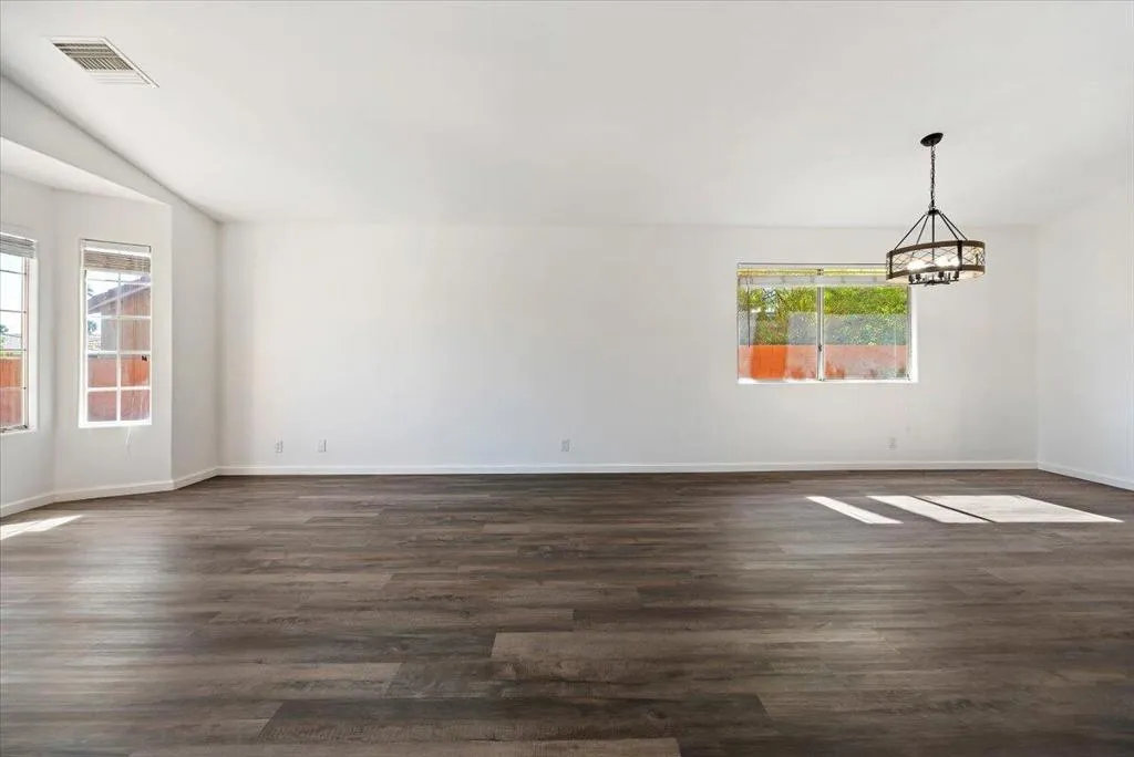 09-Living & Dining Room