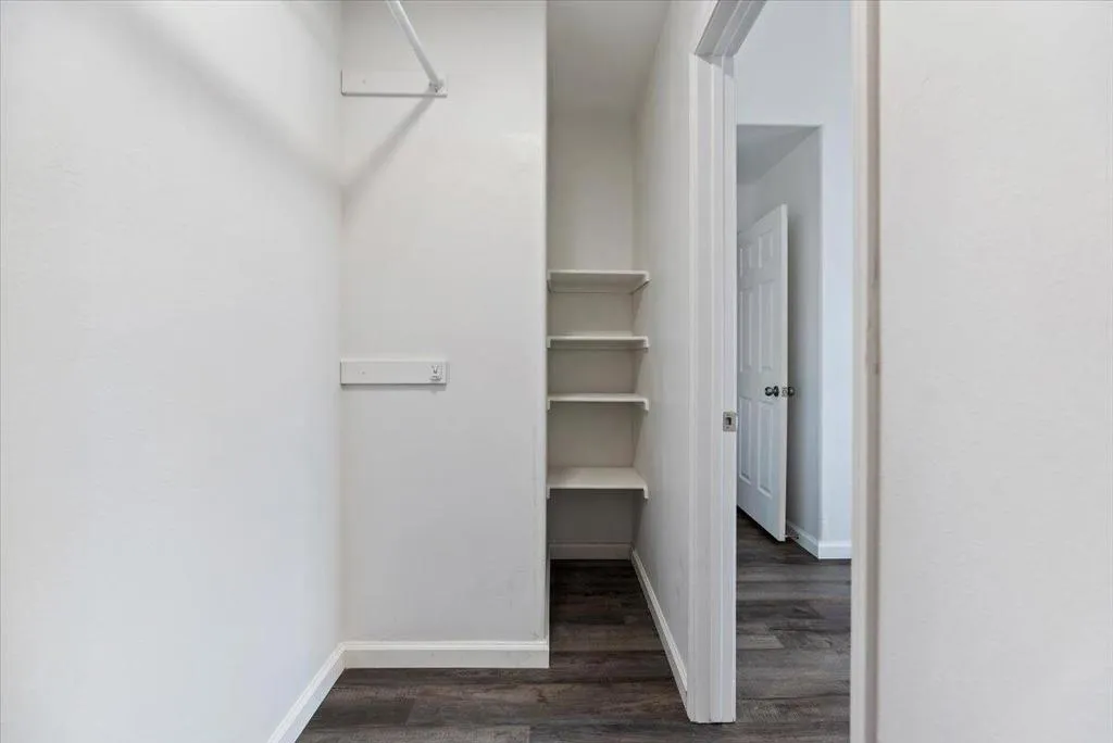 42-Walk In Closet