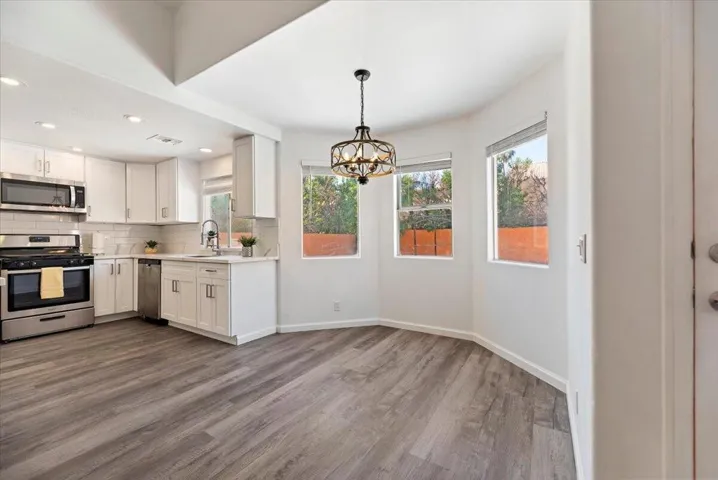 24-Breakfast Nook