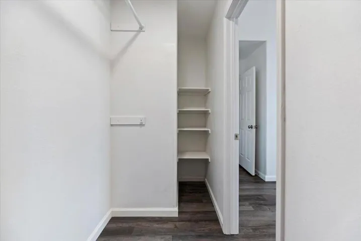42-Walk In Closet