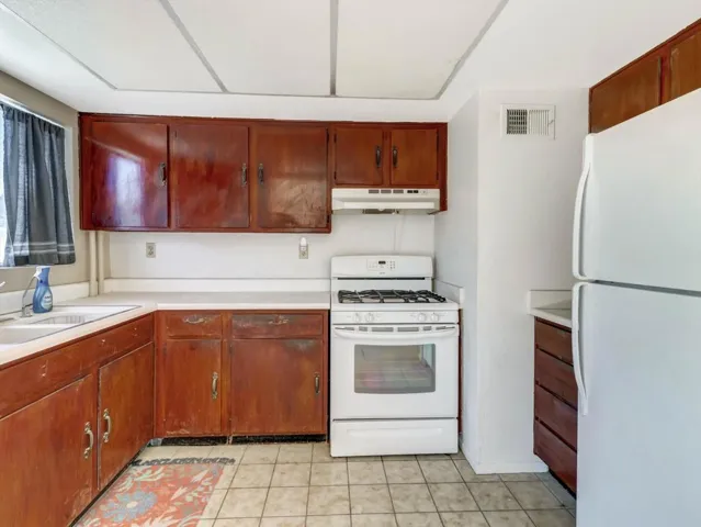 15-42805 Virginia Ave-15