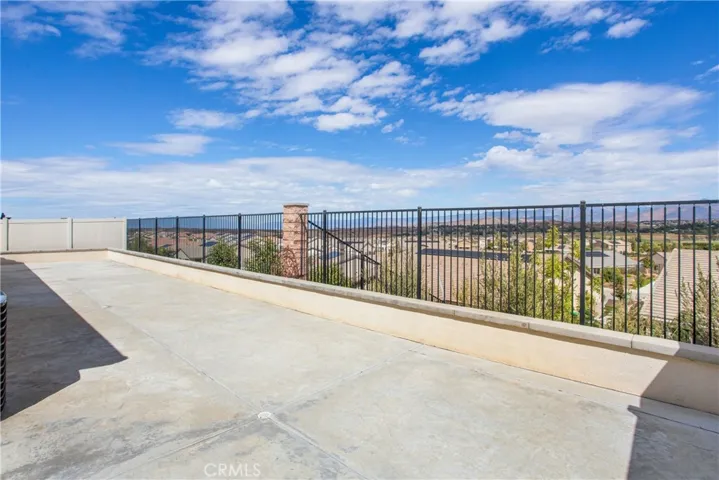 Uninterrupted, sweeping mountain vistas in the backyard!