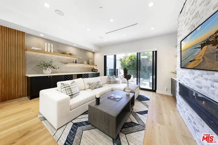 123 S Kilkea Drive, Los Angeles, California 90048