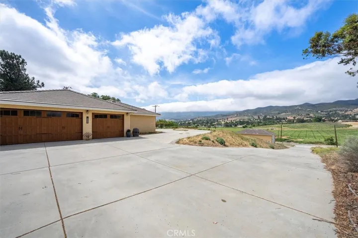Garage & Driveway