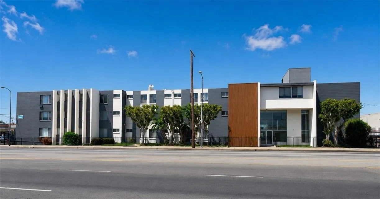 835 W Rosecrans Ave