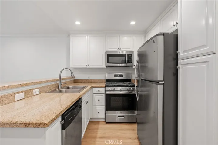 5525 Canoga Avenue 218, Woodland Hills, California 91367
