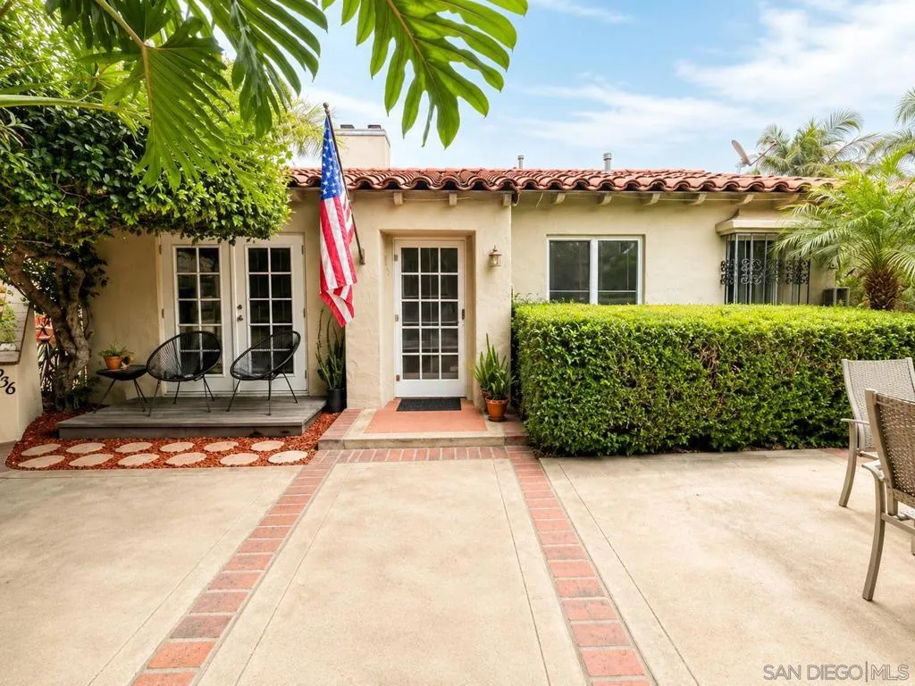 Middle detached cottage 2BD/1BA.