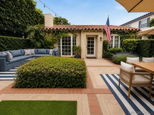 Front detached 2BD/1BA cottage with private patio/yard. 950 B Avenue.