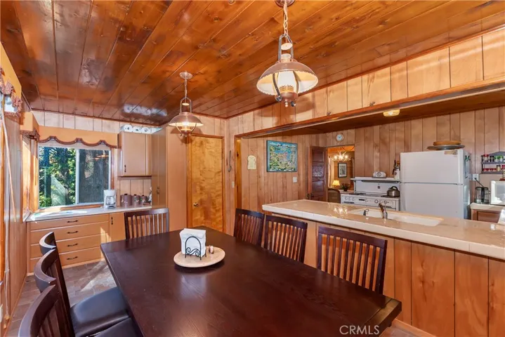 648 Crest Estates Drive, Lake Arrowhead, California 92352