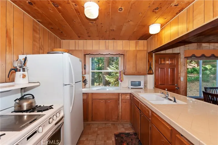 648 Crest Estates Drive, Lake Arrowhead, California 92352