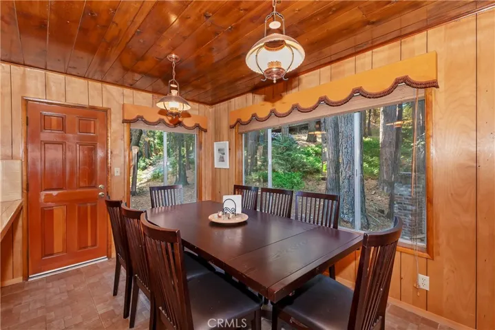 648 Crest Estates Drive, Lake Arrowhead, California 92352