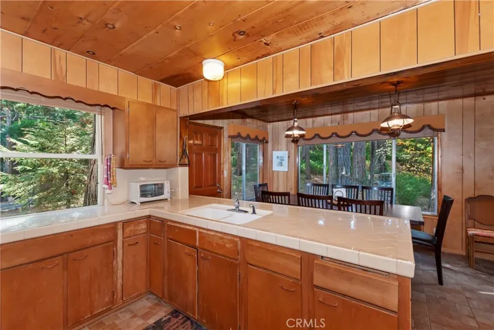 648 Crest Estates Drive, Lake Arrowhead, California 92352