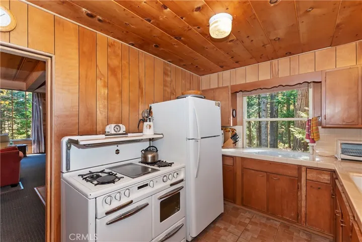 648 Crest Estates Drive, Lake Arrowhead, California 92352
