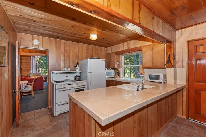 648 Crest Estates Drive, Lake Arrowhead, California 92352