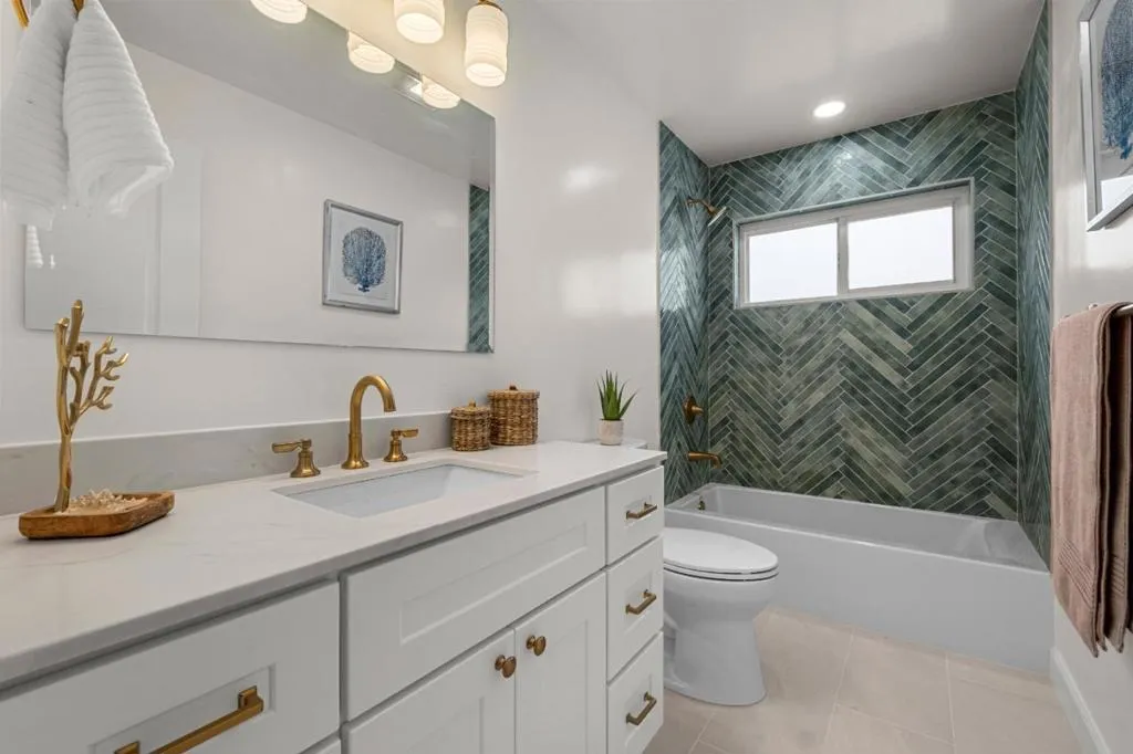 Upstairs Hallway Bathroom