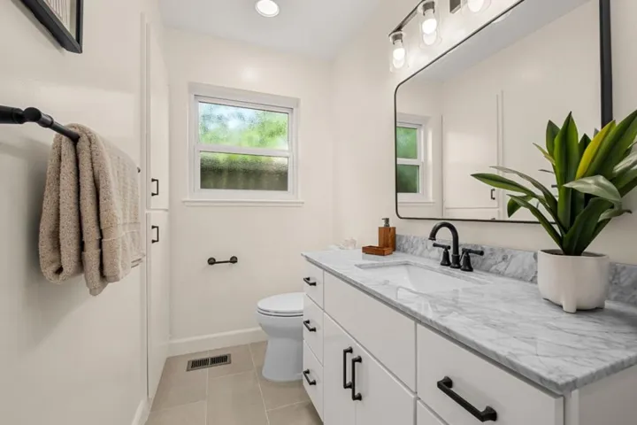 1/2 Bathroom (hallway) downstairs
