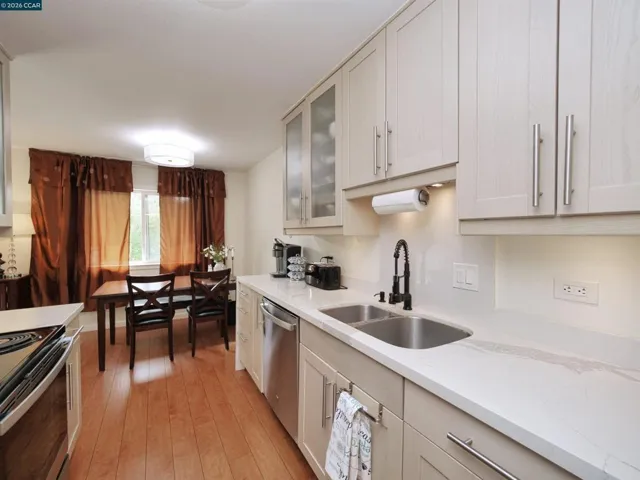 Backsplash & waterfall edge!