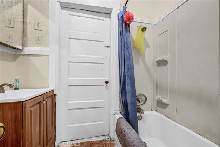 Front unit- Jack and Jill bathroom
