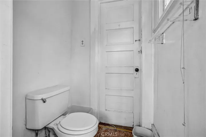 Front unit- 1/4 bathroom