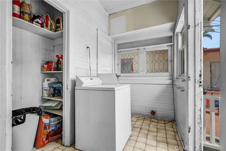 Front unit-laundry room