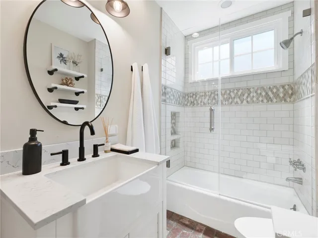 Middle Bathroom with Bath tub