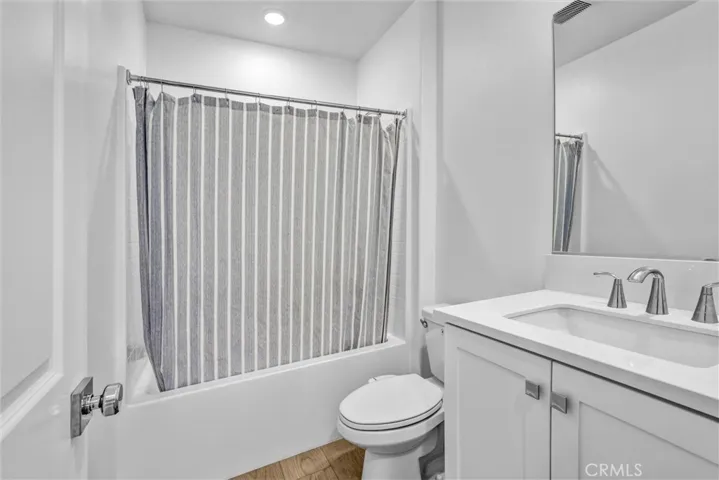 bathroom 1 on main living area
