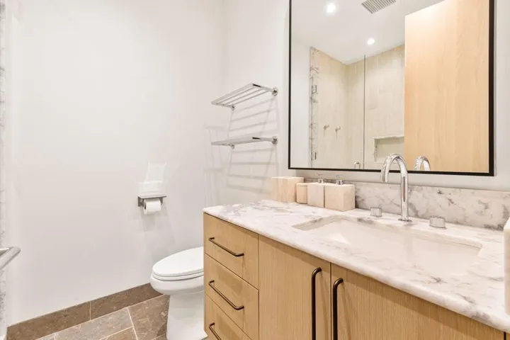 Bedroom 4 en suite bathroom