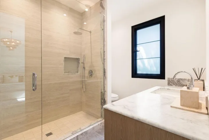 Bedroom 2 en suite bathroom
