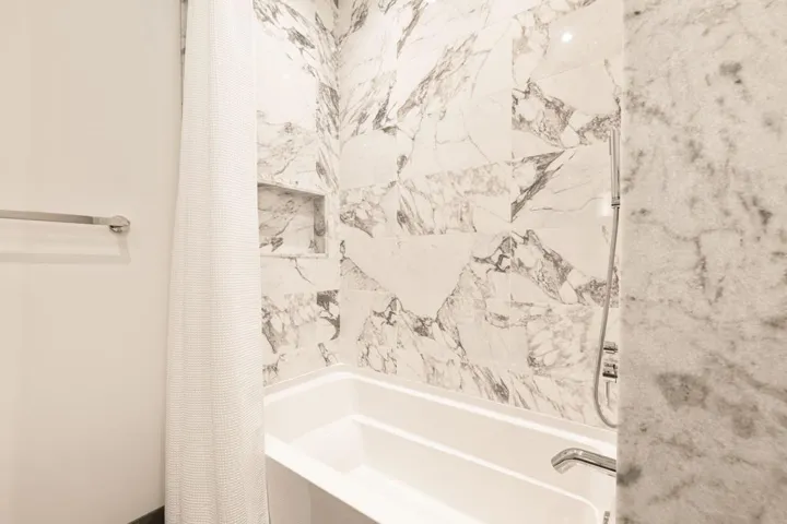 Bedroom 3 en suite bathroom