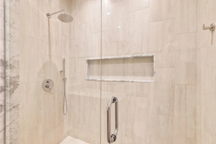 Bedroom 4 en suite bathroom