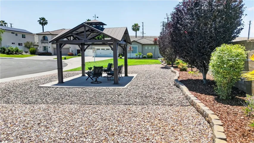Private gazebo on oversized lot!