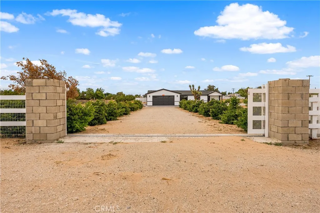 W Ave K8 entrance driveway