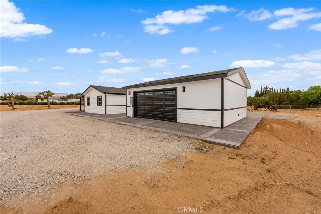 dettached 2-car garage